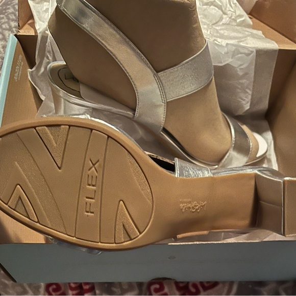 Lifestride size 10 Aloha silver shoes - Picture 4 of 5